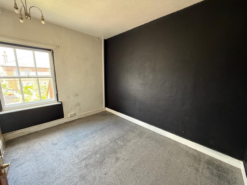 Lot: 41 - THREE-BEDROOM END-TERRACE COTTAGE FOR IMPROVEMENT - Bedroom 2 with grey carpet and window to front